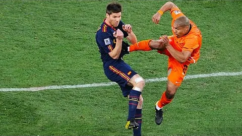 郑钦文突破至1／8决赛：本土对决连战三场，交锋史迎首秀